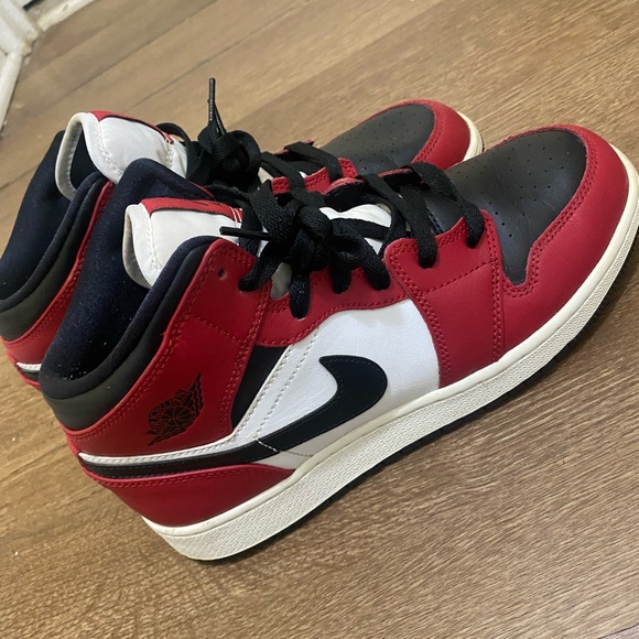 jordan 1 mid chicago black toe size 12